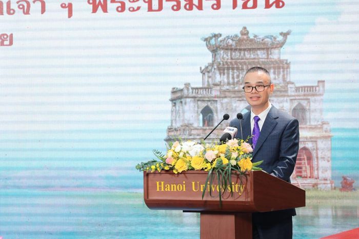 Phát biểu chào mừng, PGS.TS Nguyễn Văn Trào, Hiệu trưởng Trường Đại học Hà Nội bày tỏ niềm vinh dự của tập thể giảng viên và sinh viên khi được đón tiếp Nhà vua và Hoàng hậu Thái Lan (Ảnh: HANU).