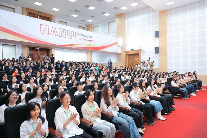 Hàng trăm giảng viên, sinh viên tập trung tại hội trường lớn để chào đón Nhà vua và Hoàng hậu Thái Lan (Ảnh: HANU).