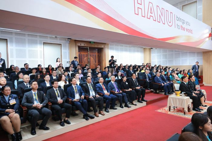 Nhà vua Vương quốc Thái Lan Maha Vajiralongkorn Phra Vajiraklaochaoyuhua và Hoàng hậu Suthida Bajrasudhabimalalakshana cùng đại biểu và giảng viên, sinh viên Trường đại học Hà Nội tại sự kiện (Ảnh: HANU).
