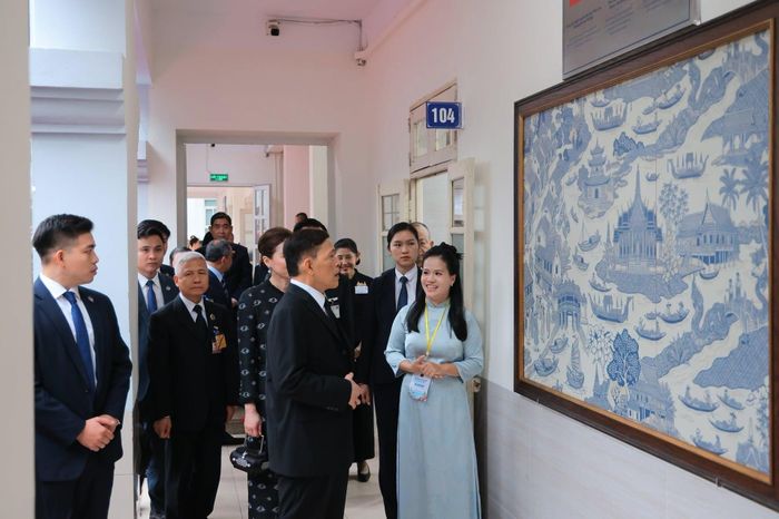 Trong khuôn khổ chuyến thăm, Nhà vua Maha Vajiralongkorn Phra Vajiraklaochaoyuhua và Hoàng hậu Suthida Bajrasudhabimalalakshana dự một lớp học tiếng Thái, tìm hiểu các sản phẩm truyền thống do sinh viên thực hiện và trao tặng tài liệu, thiết bị phục vụ giảng dạy cho Trung tâm Ngôn ngữ và Văn hóa Thái Lan (Ảnh: HANU).