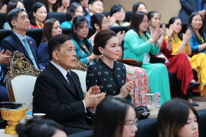 Nhà vua và Hoàng hậu Thái Lan cùng đoàn đại biểu Hoàng gia theo dõi những hình ảnh giới thiệu hoạt động dạy, học tiếng Thái và tìm hiểu văn hóa Thái Lan của sinh viên Việt Nam (Ảnh: HANU).