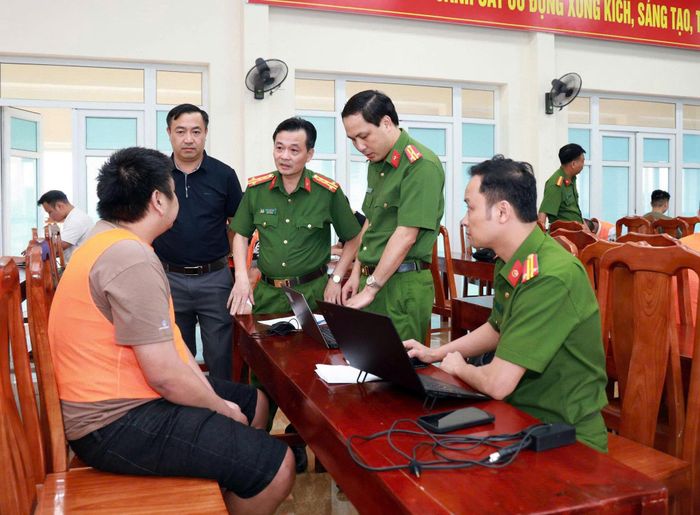 Đại tá Trần Quốc Huy - Phó Giám đốc Công an tỉnh Lào Cai trực tiếp đấu tranh với đối tượng trong đường dây lừa đảo.