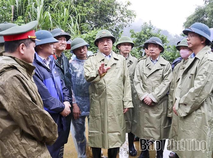 Chủ tịch UBND tỉnh Phú Thọ Trần Duy Đông chỉ đạo công tác khắc phục hậu quả tại hiện trường.