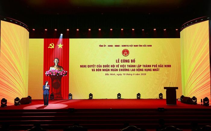 Hội trường Tỉnh ủy Bắc Ninh đã hoàn tất công tác lắp đặt, hoàn thiện sân khấu, sẵn sàng cho Lễ công bố Nghị quyết của Quốc hội về thành lập thành phố Bắc Ninh và đón nhận Huân chương Lao động hạng Nhất.
