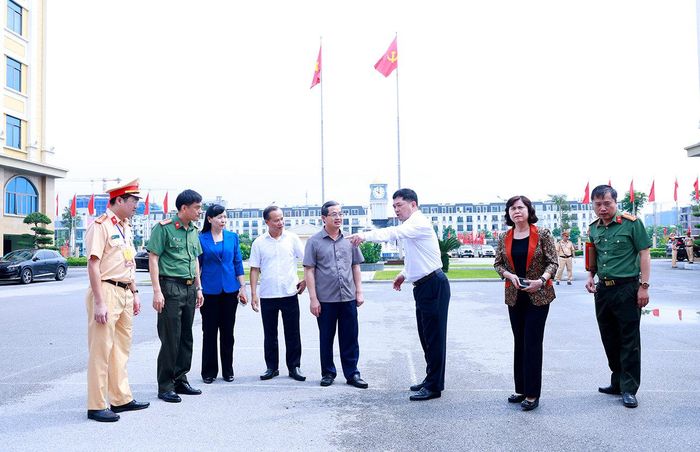 Các đồng chí lãnh đạo tỉnh kiểm tra công tác chuẩn bị cho Lễ công bố Nghị quyết của Quốc hội về thành lập thành phố Bắc Ninh và đón nhận Huân chương Lao động hạng Nhất.