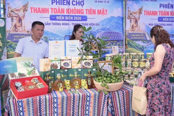 Các vị khách hào hứng tham quan phiên chợ