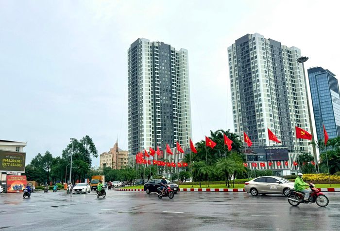 Vòng xuyến ngã sáu (phường Kinh Bắc) rực rỡ cờ đỏ sao vàng.