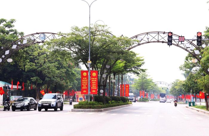 Cổng chào phường Từ Sơn trang hoàng trước sự kiện công bố Nghị quyết của Quốc hội về thành lập Thành phố Bắc Ninh.