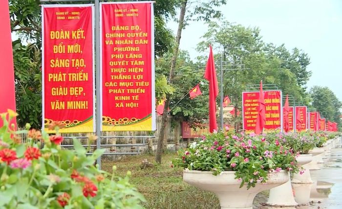 Các tuyến đường của phường Phù Lãng rực rỡ cờ hoa chào mừng sự kiện lớn của quê hương.