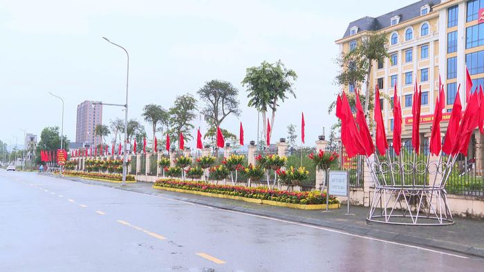 Hồng kỳ rực rỡ khắp các con phố chào đón sự kiện quan trọng của địa phương.