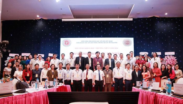 Các đại biểu tham dự hội thảo chụp hình lưu niệm (Ảnh PV)