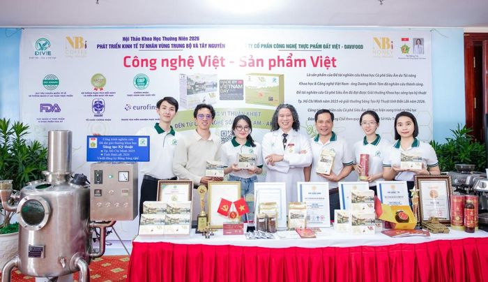  Gian hàng trưng bày sản phẩm NBi – Cà phê Siêu Âm và Mật Ong Lượng Tử phục vụ tại hội thảo (Ảnh: PV) 