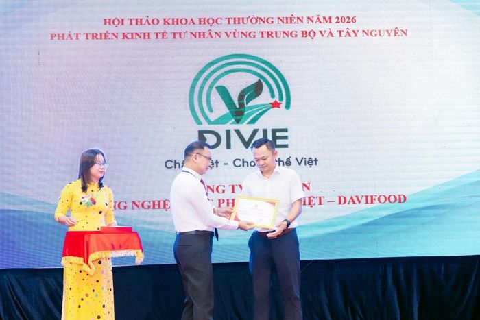 TS. Nguyễn Duy Thụy, Viện trưởng Viện Khoa học xã hội vùng Trung Bộ và Tây Nguyên trao vật phẩm kỷ niệm cho ông Nguyễn Minh Vương, Tổng giám đốc DAVIOOD (Ảnh: PV)