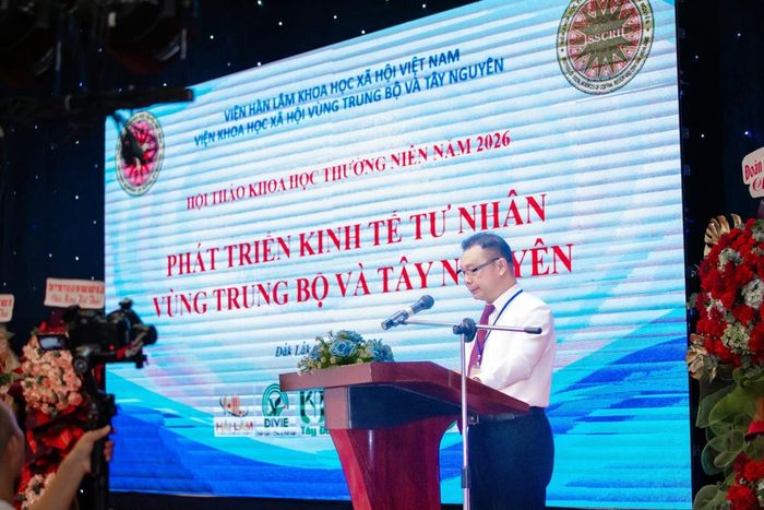 TS. Nguyễn Duy Thụy, Viện trưởng Viện Khoa học xã hội vùng Trung Bộ và Tây Nguyên phát biểu tại hội thảo
