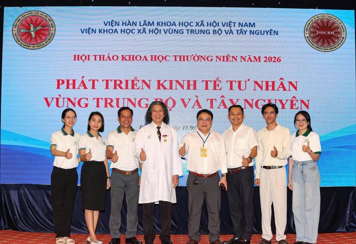 Các đại biểu và chuyên gia tham dự hội thảo chụp hình lưu niệm