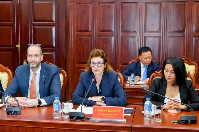 Bà Fiona Bassett phát biểu tại buổi tiếp