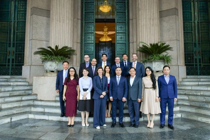 Thống đốc Phạm Đức Ấn chụp ảnh lưu niệm với đoàn công tác của FTSE Russell