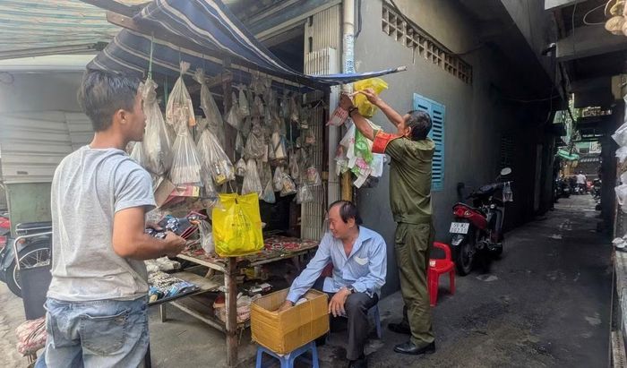 Hiện trường vụ cháy được phong tỏa phục vụ công tác điều tra.