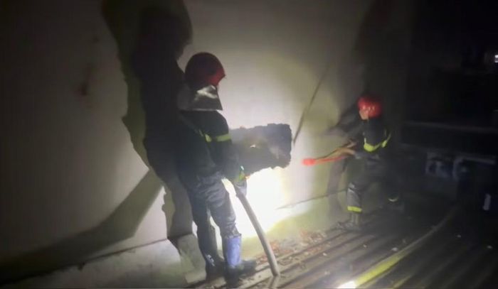 Phá tường để lấy lối thoát hiểm tiếp cận các nạn nhân.