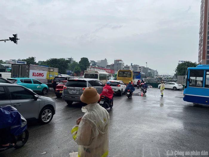 Lực lượng CSGT làm nhiệm vụ tại khu vực cầu Vĩnh Tuy - Cổ Linh.