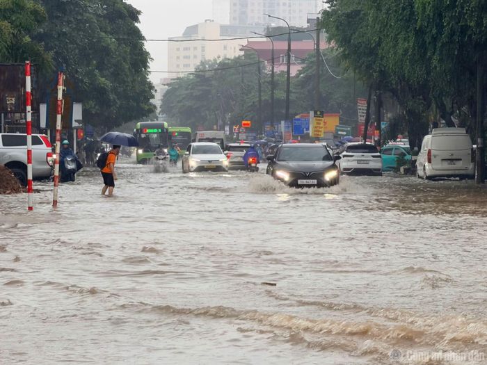 Sau trận mưa lớn kéo dài suốt đêm, đường 70 đoạn qua Khu đô thị Xa La, phường Hà Đông, ngập sâu.
