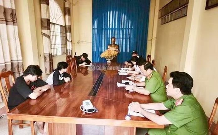 Công an xã Phan Ngọc Hiển làm việc với các đối tượng vi phạm về ma túy trên địa bàn.