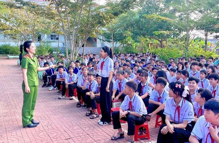 Công an xã Phan Ngọc Hiển tích cực tuyên truyền pháp luật về ma túy trong học đường.