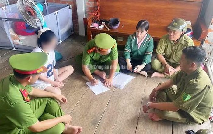 Công an cơ sở ở Cà Mau "đi từng ngõ, gõ từng nhà, rà từng đối tượng” trong thực hiện cao điểm rà soát vi phạm về ma túy.