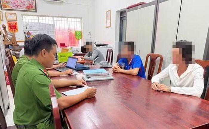 Công an phường Láng Tròn mời test nhanh chất ma túy trong cơ thể đối với các trường hợp trong diện quản lý.