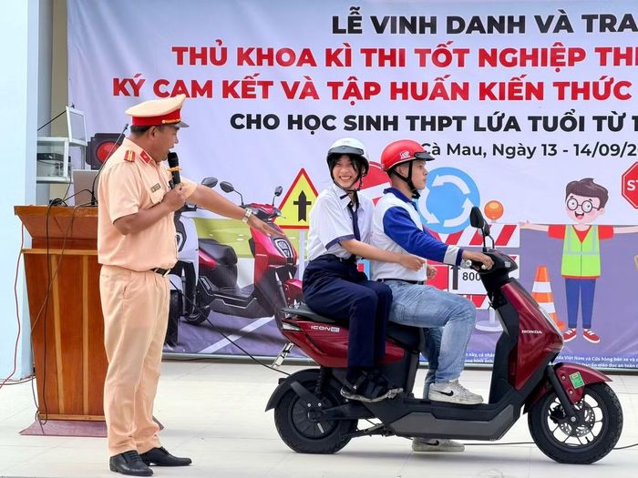 Phòng CSGT tăng cường tuyên truyền, hướng dẫn kỹ năng an toàn tham gia giao thông cho các em học sinh trong đầu năm học mới.