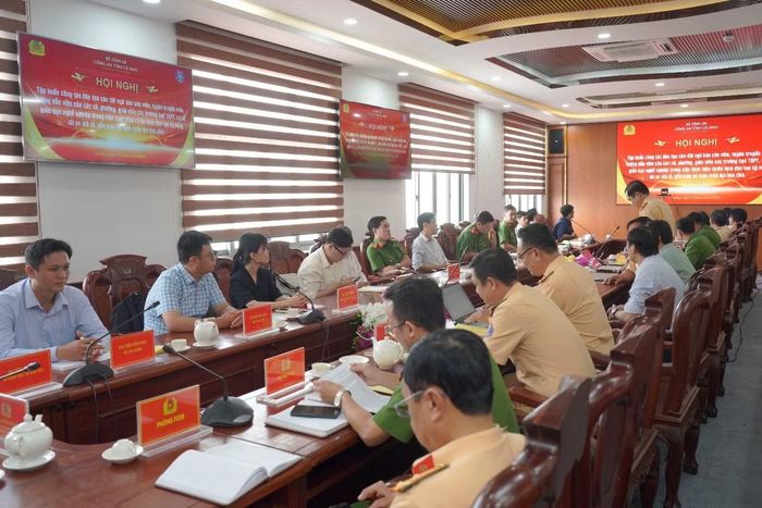 Công an Cà Mau tổ chức Hội nghị tập lái xe an toàn cho đội ngũ báo cáo viên, tuyên truyền viên pháp luật và giáo viên nhà trường trên địa bàn tỉnh.