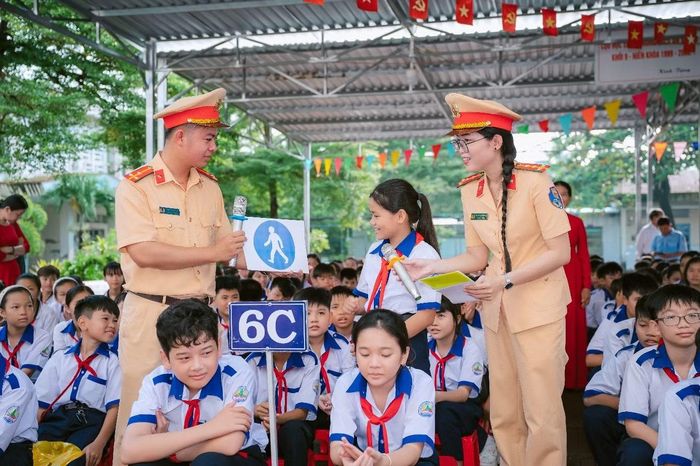 Các em học sinh nhận biết các biển báo giao thông tại buổi tuyên truyền.