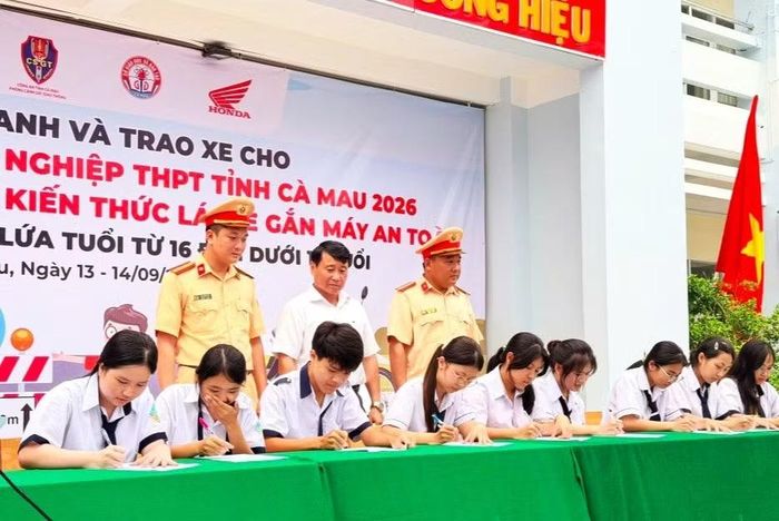 Đại diện các chi đoàn học sinh Trường THPT Giá Rai ký cam kết chấp hành các quy định về TTATGT trong năm học 2026 – 2027.