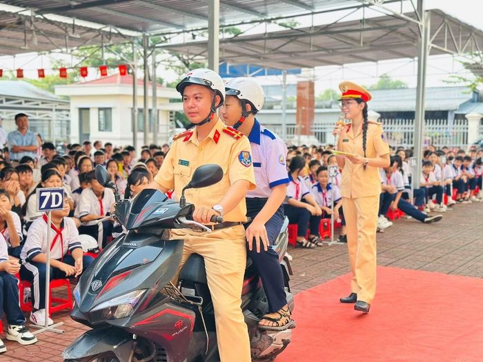 Cán bộ Phòng CSGT hướng dẫn cách ngồi sau xe an toàn cho các em học sinh nhà trường.