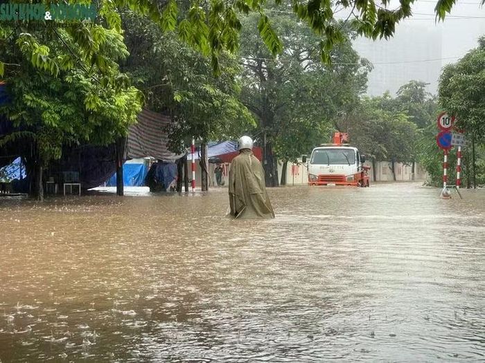Mưa lớn kéo dài gây ngập sâu tại nhiều tuyến đường trên địa bàn TP Hà Nội.