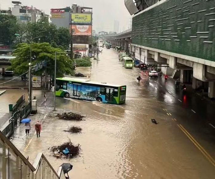 Cảnh đường phố ngập trên địa bàn phường Yên Nghĩa (Hà Nội) sáng 17/9.