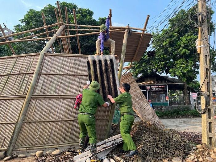 Công an xã Liên Sơn giúp dân dựng lại nhà cửa.