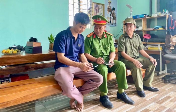 Công an xã phối hợp cùng lực lượng an ninh cơ sở đến tận nhà dân để tuyên truyền, phổ biến pháp luật