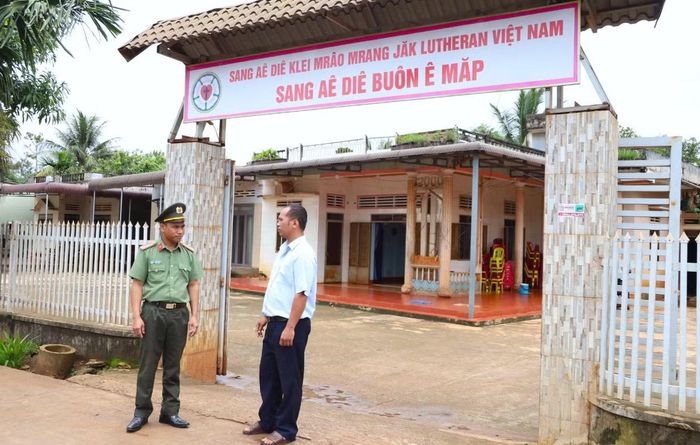Trung tá Y Dham Byă tranh thủ ngày nghỉ gặp người có uy tín để chia sẻ, nắm bắt tình hình an ninh trật tự ở cơ sở.
