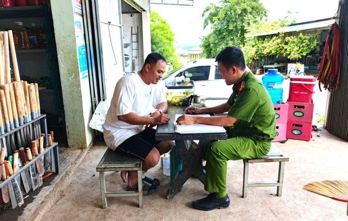 Lực lượng Công an xã tăng cường tuyên truyền pháp luật đến với người dân.