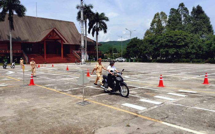 Một em học sinh Trường THPT Bắc Trà My tham gia chạy xe máy trên sa hình.