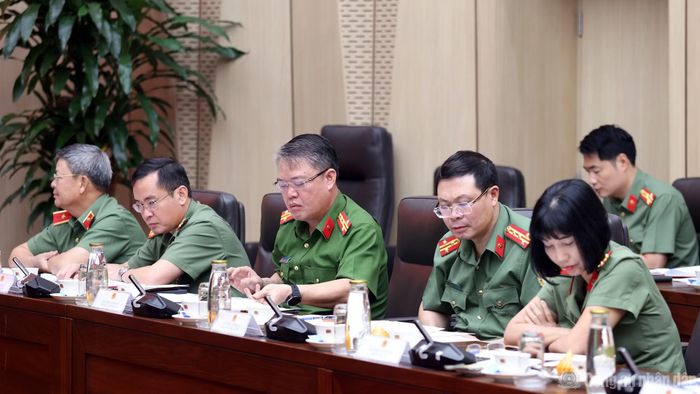 Các đại biểu dự cuộc họp.