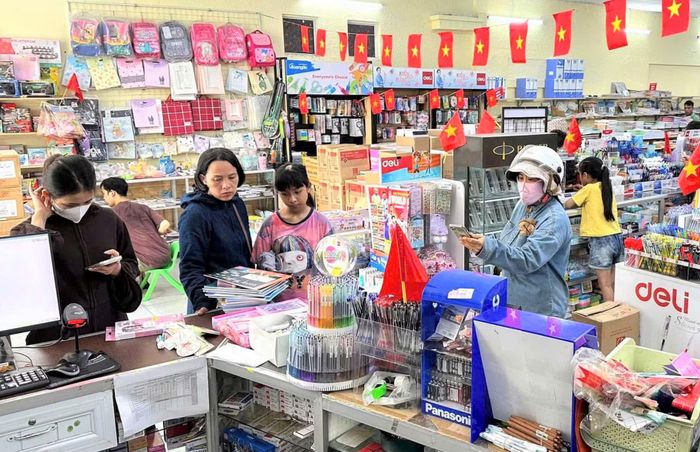 Nhiều nhà sách lớn ở TP Huế thiếu sách giáo khoa, phụ huynh tìm "đỏ mắt" không mua được sách.