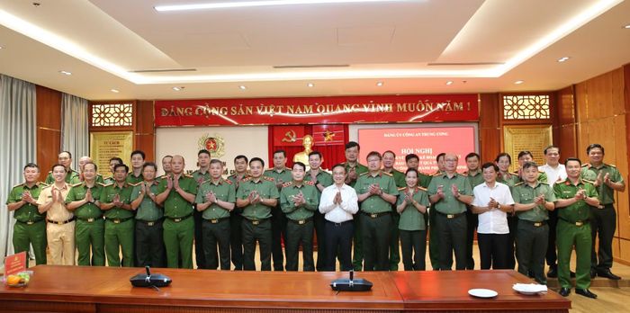 Thứ trưởng Lê Quốc Hùng, Phó Bí thư Thành ủy Đặng Minh Thông cùng Ban Thường vụ, Đảng ủy Công an TP Hồ Chí Minh và đại biểu chụp ảnh lưu niệm.