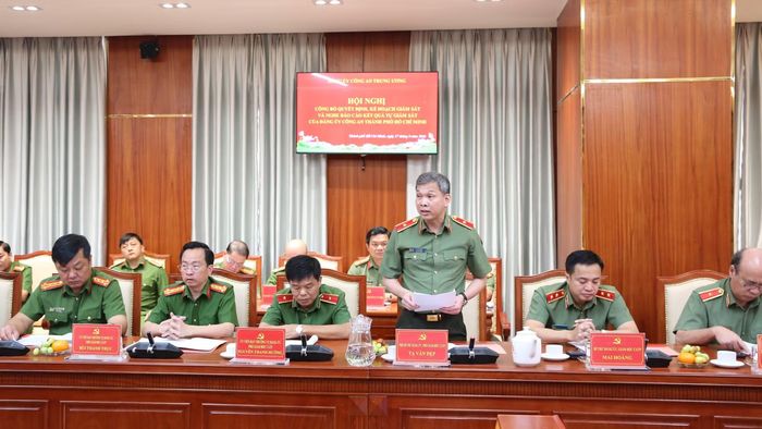 Thiếu tướng Tạ Văn Đẹp, Phó Bí thư Đảng ủy, Phó Giám đốc Công an TP Hồ Chí Minh, báo cáo khái quát kết quả thực hiện của Đảng ủy Công an thành phố theo nội dung giám sát.