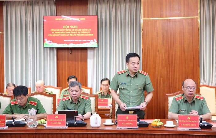 Trung tướng Mai Hoàng, Bí thư Đảng ủy, Giám đốc Công an TP Hồ Chí Minh phát biểu tiếp thu, đáp từ ý kiến chỉ đạo.