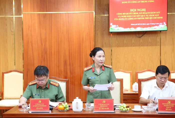Đại tá Lê Thị Hạnh, Ủy viên Ủy ban Kiểm tra Đảng ủy Công an Trung ương, công bố Quyết định thành lập Đoàn và Kế hoạch giám sát năm 2026 đợt 1 đối với Đảng ủy Công an TP Hồ Chí Minh.