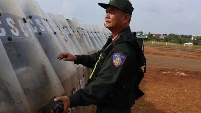 Trung tá Nguyễn Tấn Hùng, Phó Tiểu đoàn trưởng, Tiểu đoàn 2, Trung đoàn CSCĐ số 7, Bộ Tư lệnh CSCĐ nhắc nhở CBCS bám sát phương án, phối hợp chặt chẽ giữa các bộ phận.