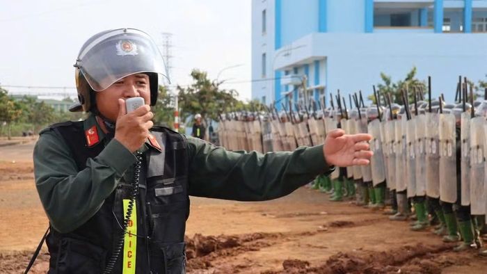 Thiếu tá Lê Xuân Cương, cán bộ Ban Huấn luyện, Trung đoàn CSCĐ số 7, Bộ Tư lệnh CSCĐ hướng dẫn phương án và tổ chức lực lượng khi xử lý các tình huống về an ninh, trật tự.