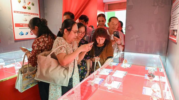 Người dân đến “Điểm giáo dục cộng đồng về phòng, chống ma túy” của phường Chánh Hưng để tìm hiểu về tác hại của ma túy.